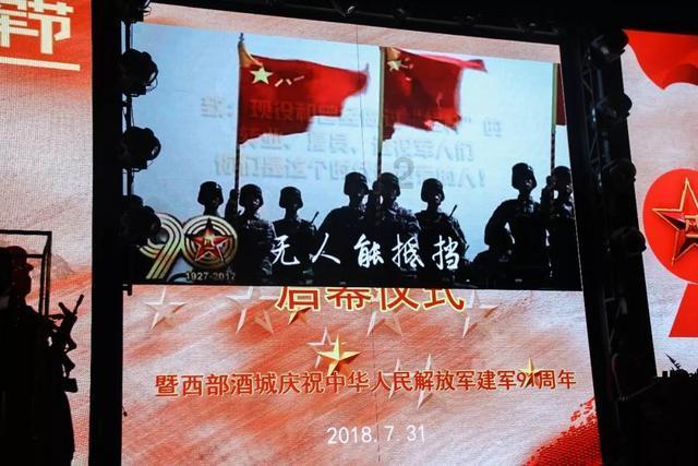 谢娜穿吊带透色薄纱裙 搭配皮衣潇洒个性酷飒满分